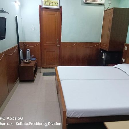 Hotel Heera Kolkata Bagian luar foto