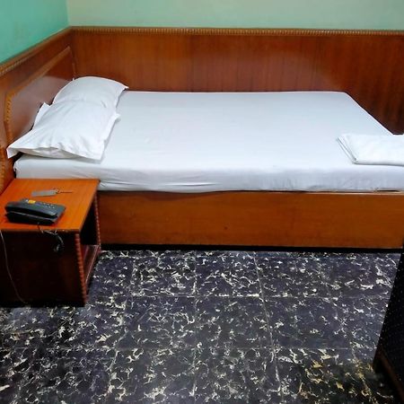 Hotel Heera Kolkata Bagian luar foto