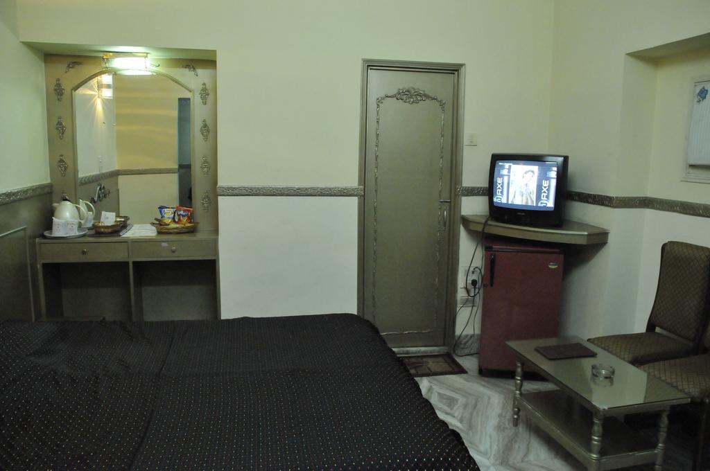 Hotel Heera Kolkata Bagian luar foto