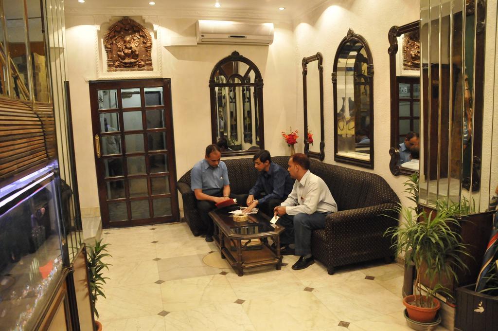 Hotel Heera Kolkata Bagian luar foto