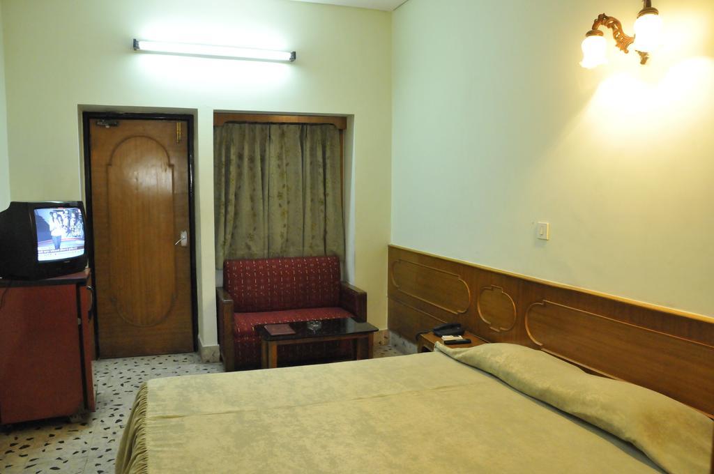 Hotel Heera Kolkata Bagian luar foto