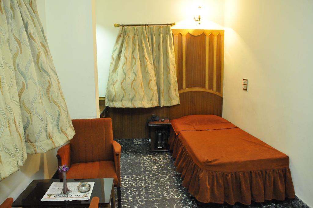 Hotel Heera Kolkata Bagian luar foto