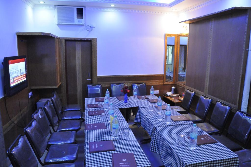 Hotel Heera Kolkata Bagian luar foto