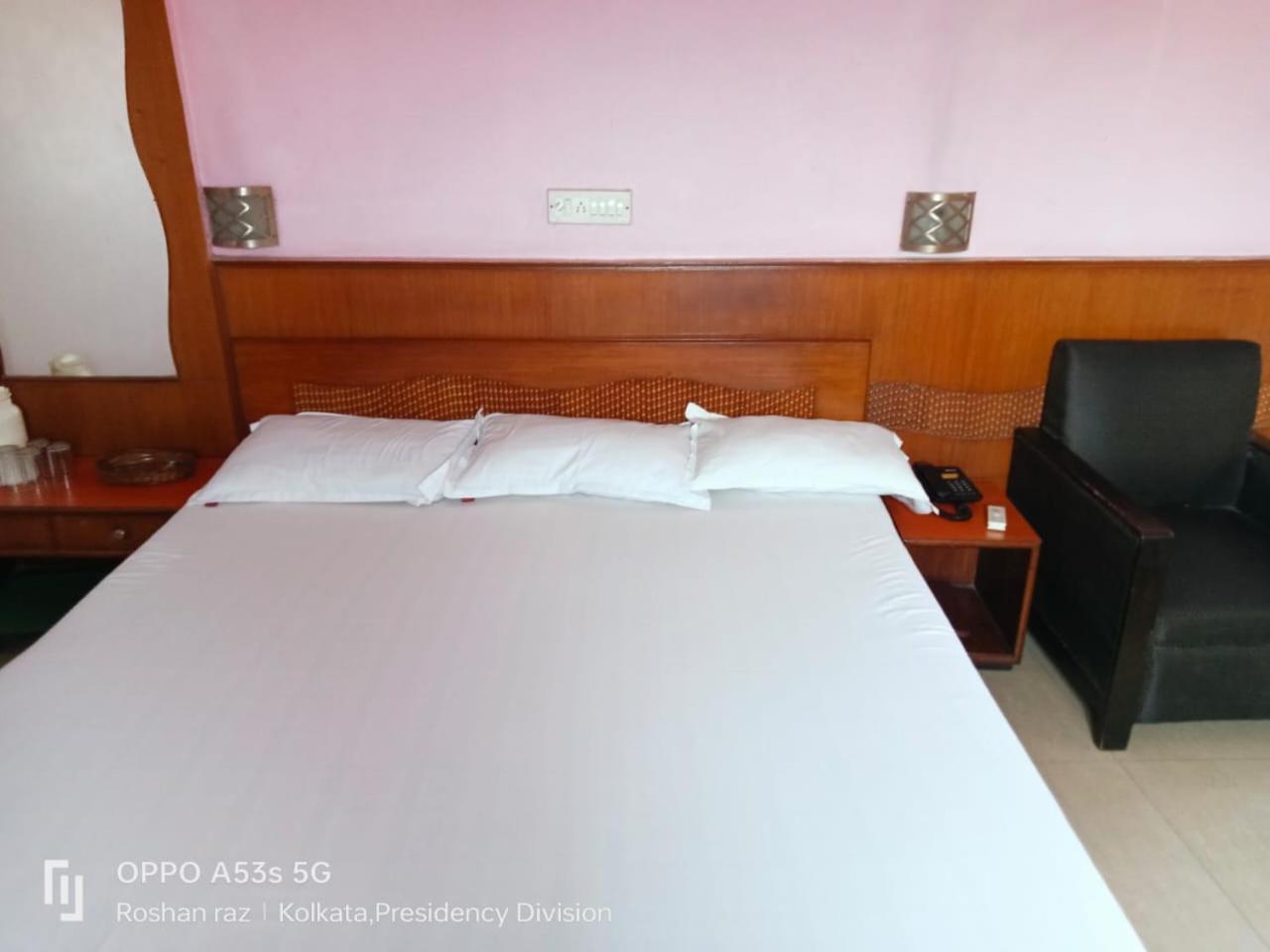 Hotel Heera Kolkata Bagian luar foto