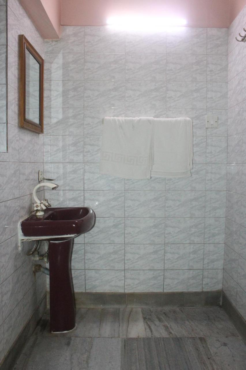 Hotel Heera Kolkata Bagian luar foto