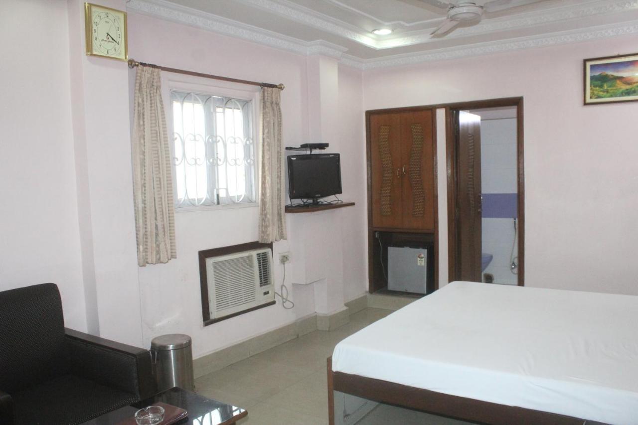 Hotel Heera Kolkata Bagian luar foto