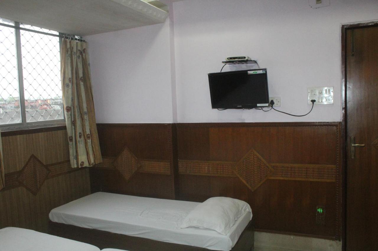 Hotel Heera Kolkata Bagian luar foto