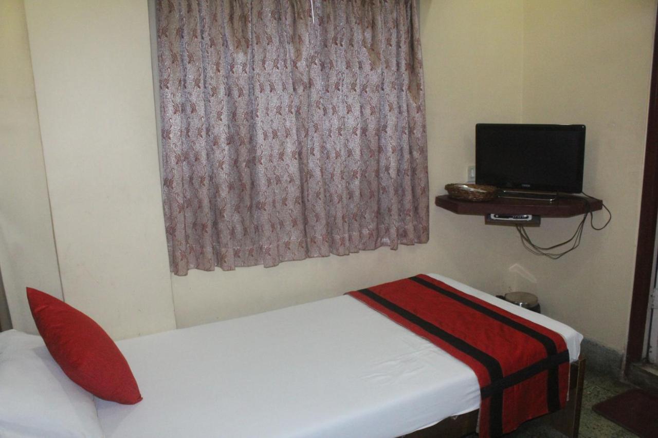 Hotel Heera Kolkata Bagian luar foto