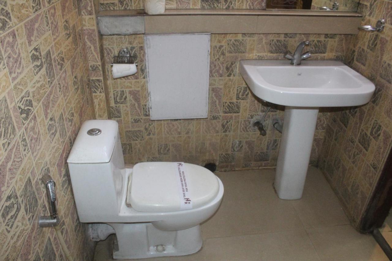 Hotel Heera Kolkata Bagian luar foto