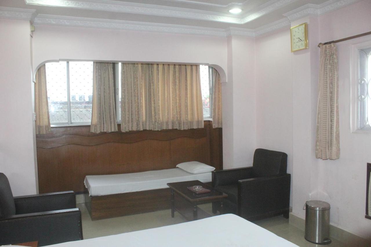 Hotel Heera Kolkata Bagian luar foto