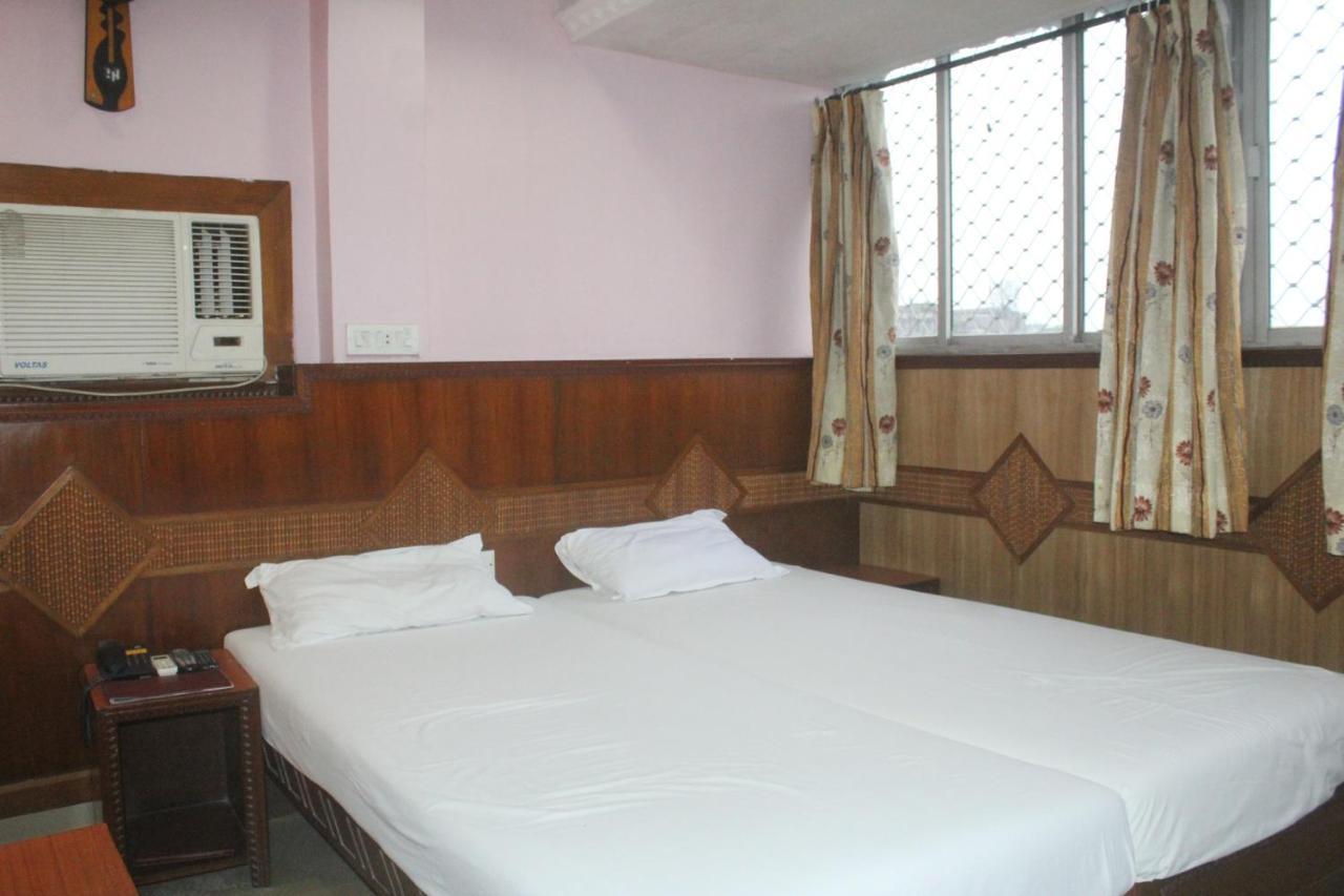 Hotel Heera Kolkata Bagian luar foto