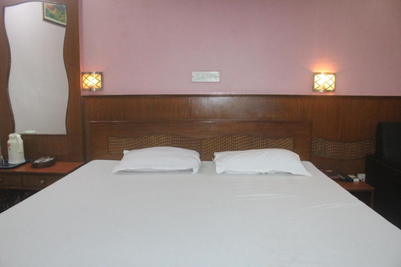 Hotel Heera Kolkata Bagian luar foto