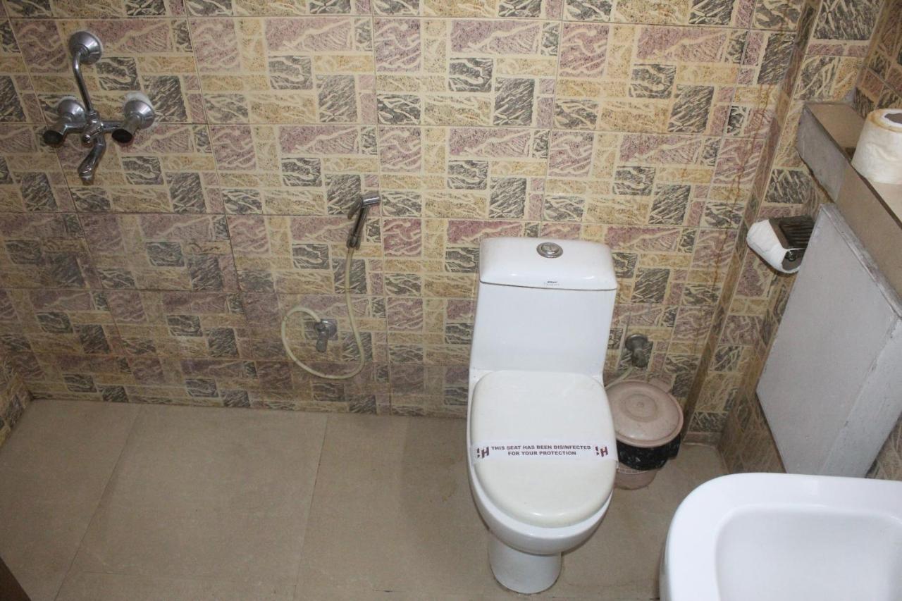 Hotel Heera Kolkata Bagian luar foto